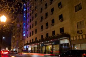 里斯本贝赫那VIP酒店的建筑的侧面有 ⁇ 虹灯标志