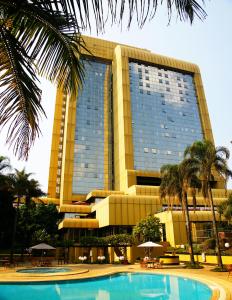 哈拉雷彩虹大厦酒店及会议中心 的大楼前设有游泳池的酒店