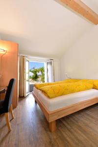苏西德拉加勒酒店 的一间卧室配有一张床、一张书桌和一个窗户。