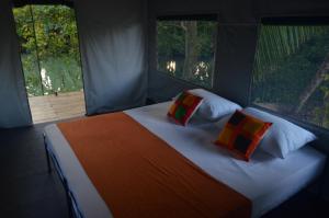 达瓦拉维Makulu Safari Camping的一间卧室配有一张大床和两个枕头