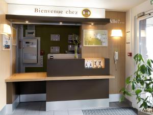 圣马洛B&B HOTEL Saint-Malo Centre的商店里药房医生和柜台