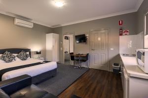 达博阿库纳汽车旅馆和公寓的配有一张床和一张书桌的酒店客房