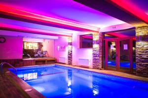 潘波洛沃艾利纳酒店的紫色灯的房子里的一个游泳池