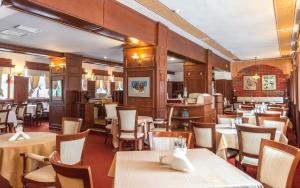 潘波洛沃艾利纳酒店的一间在房间内配有桌椅的餐厅