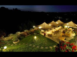 埃尔萨谷口村Hotel Palazzo Renieri - 3stelle S的晚上可欣赏到花园的空中景色