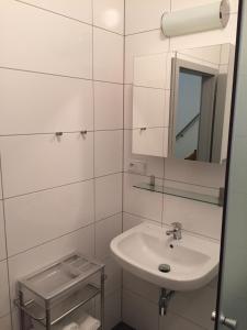 布尔诺附近斯拉夫科夫Apartment Lidická Slavkov, 4 person的白色的浴室设有水槽和镜子