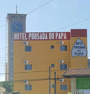 阿帕雷西达Hotel Pousada do Papa的大楼内Puebla do papa标志