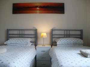希灵登伦敦希思罗机场宾馆的卧室内两张并排的床