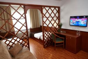 萨拉热窝萨拉杰酒店的一间设有一张床和一张书桌的房间