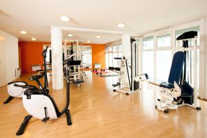 普瓦捷塞祖尔阿菲尔波提耶拉玛蒂娜酒店的健身房设有数台跑步机和健身器材