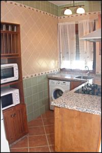 科尼尔-德拉弗龙特拉Chalet Vigía 114的厨房配有洗衣机和洗衣机。