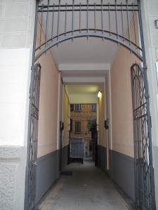 米兰米兰麦禾酒店的大楼入口,设有开放式门