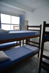 Hostel Vista do Mar客房内的一张或多张双层床