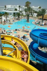 苏塞Thalassa Sousse resort & aquapark Family and couple only的一群人乘着水滑梯在度假村