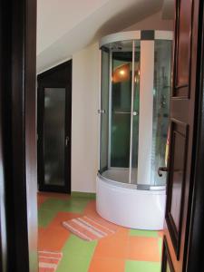 ŞişeştiCasa Roatis的带淋浴的浴室和色彩缤纷的地板。