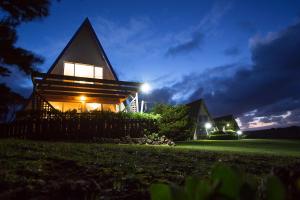 Currie小岛微风汽车旅馆的夜晚有灯的房子
