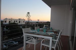 阿尔沃尔Apartamentos Mar de Alvor的美景阳台配有桌椅