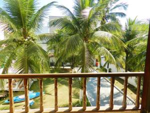 里约热内卢Rio Way Beach的阳台享有棕榈树的景致。