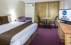 杰拉尔顿Hospitality Geraldton SureStay Collection by Best Western的酒店客房,配有一张床和一个阅读最好的西方的标语