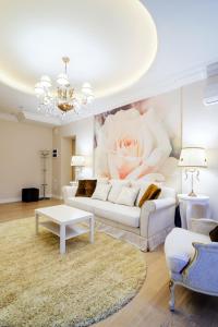 明斯克33 Apartments的客厅配有白色沙发和花卉壁画