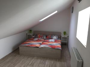 布尔诺附近斯拉夫科夫Apartment Lidická Slavkov, 4 person的一间卧室配有床和2个床头柜