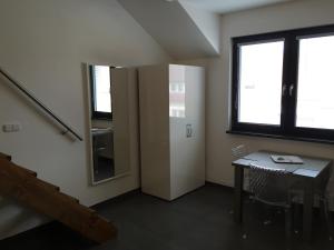 布尔诺附近斯拉夫科夫Apartment Lidická Slavkov, 4 person的一个空房间,有桌子和窗口