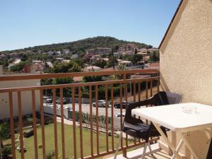 卡拉费尔Hotel El Castell的市景阳台配有桌子