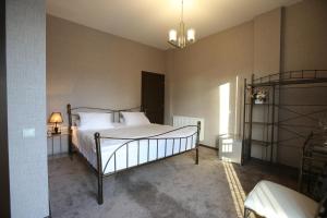 第比利斯金纳吉特比利斯酒店的一间卧室配有带白色枕头的床
