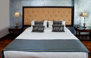 马尼拉Hotel Celeste Makati的一间卧室配有一张大床和两个枕头