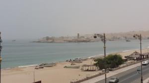 苏尔阿拉菲滨海酒店公寓的享有海滩和水中船只的景色