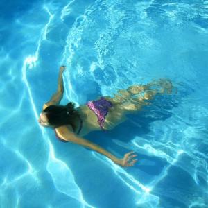 贝乌哈图夫斯波特酒店的女人漂浮在水中