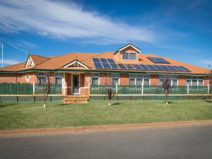 珀斯阿斯科特天鹅住宿加早餐旅馆的屋顶上设有太阳能电池板的房子