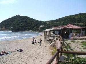 Villanova MonteleoneSu Cantaru Guesthouse的一群人,在海边的海滩上
