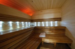 利沃夫陶鲁斯Spa酒店的中间设有1个带长凳的桑拿浴室