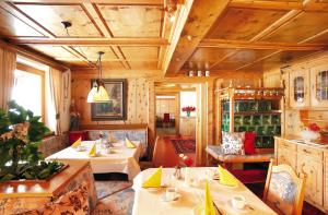 盖洛斯加尔尼马特豪斯霍夫公寓式酒店的小屋内带桌椅的用餐室