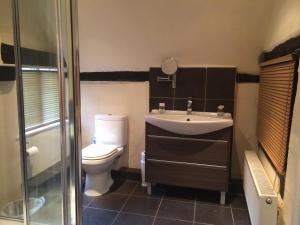 沃金半月宾馆的浴室配有卫生间、盥洗盆和淋浴。