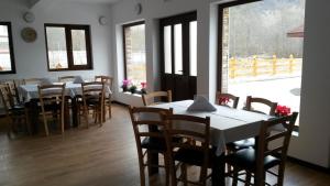 莱普沙Green Eden Lepsa的用餐室设有桌椅和窗户。