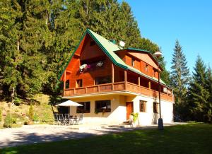 Horná LehotaChalet Tatry的一座带绿色屋顶的大型木制房屋