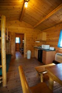 弗里蒙特Fremont RV Campground Cottage 28的小木屋设有厨房和用餐室