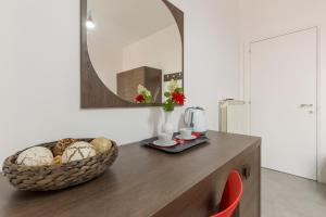卡斯特拉玛雷帝斯达比亚Miamò Suite的一间设有镜子和篮子的柜台的房间