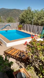 阿洛拉芬卡拉彼德拉度假屋的围栏旁带长凳的游泳池