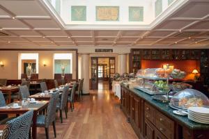 布鲁塞尔蒙哥马利欧洲之星酒店的一间带桌椅的餐厅以及一间自助餐