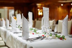 孙登西加藤酒店的长桌,带白桌布和酒杯