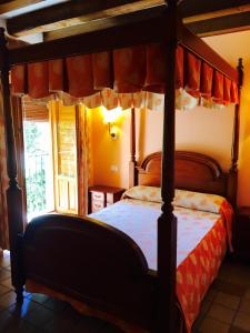 塞普尔韦达Hostal Posada La Panadera的一间卧室设有天蓬床和窗户。
