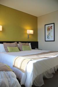 里韦拉里维拉赌场及度假村的一张大床,位于酒店客房内