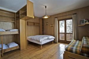 圣卡特琳娜瓦尔夫Residence Raffaella的一间卧室配有两张床和一张沙发。