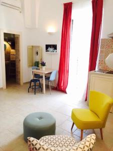 奥斯图尼L'alcova di Garibaldi的客厅配有黄色椅子和桌子