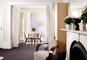 悉尼悉尼美杜莎酒店的客厅配有桌椅