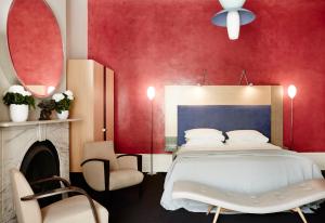 悉尼悉尼美杜莎酒店的一间卧室设有一张大床和一个壁炉