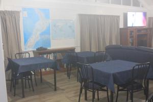 Waianakarua滨江天堂旅馆和度假公园的一间设有蓝色桌椅的教室